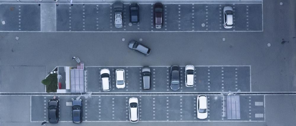 Auf vielen privaten Parkplätzen ersetzen Kameras mit KI die Schranken.