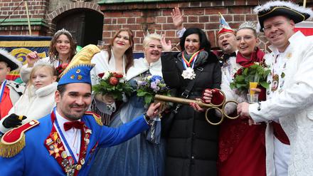  In der Landeshauptstadt Potsdam übergab die neue Oberbürgermeisterin Noosha Aubel den Rathausschlüssel an die Närrinnen und Narren.