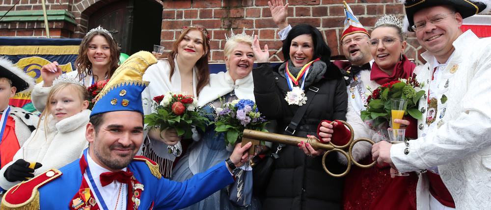  In der Landeshauptstadt Potsdam übergab die neue Oberbürgermeisterin Noosha Aubel den Rathausschlüssel an die Närrinnen und Narren.
