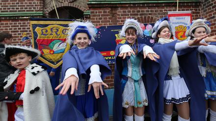 Start in die Karnevalsaison mit Schlüsselübergabe und Umzug in Potsdam Babelsberg. Närrinnen und Narren der vier Vereine Potsdamer Karneval-Club, das Narrenschiff, CCRW Groß Glienicke und Lindenpark Karneval-Club trafen sich vor dem Rathaus Babelsberg in der Karl-Liebknecht-Straße.