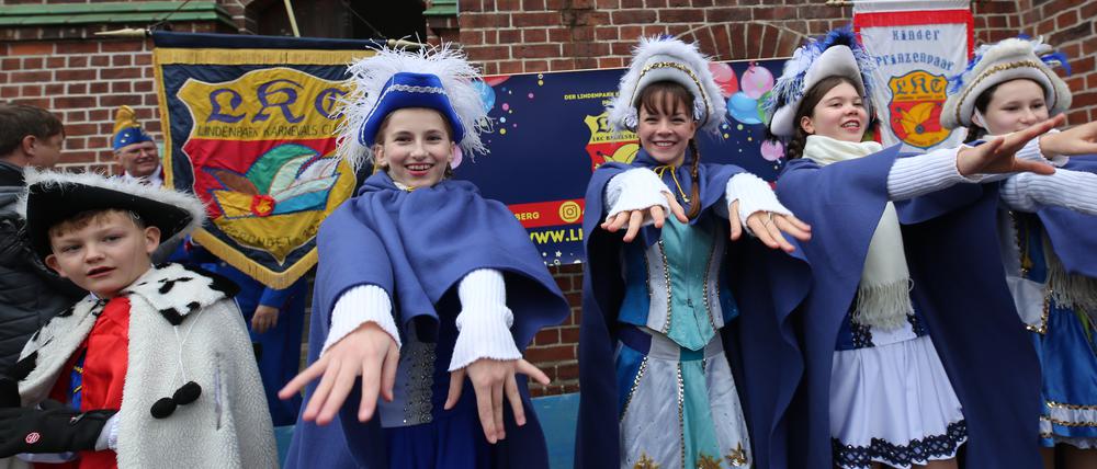 Start in die Karnevalsaison mit Schlüsselübergabe und Umzug in Potsdam Babelsberg. Närrinnen und Narren der vier Vereine Potsdamer Karneval-Club, das Narrenschiff, CCRW Groß Glienicke und Lindenpark Karneval-Club trafen sich vor dem Rathaus Babelsberg in der Karl-Liebknecht-Straße.