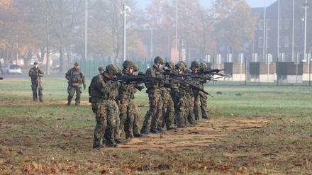 Rekrutinnen und Rekruten des Heimatschutzregiment 2 bei einer Übung in Nordrhein-Westfalen.