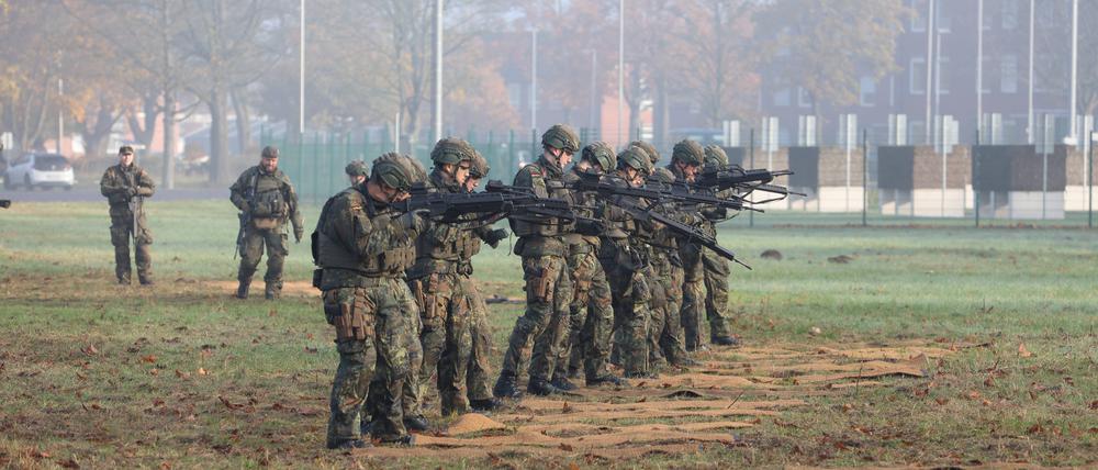 Rekrutinnen und Rekruten des Heimatschutzregiment 2 bei einer Übung in Nordrhein-Westfalen.