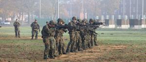 Rekrutinnen und Rekruten des Heimatschutzregiment 2 bei einer Übung in Nordrhein-Westfalen.