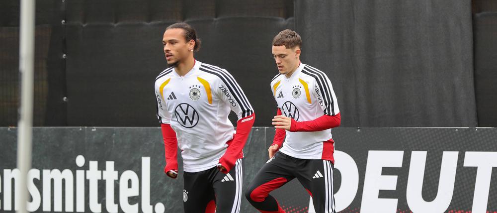 Da ist er wieder. Leroy Sané (links, mit Florian Wirtz) beim Training der Nationalmannschaft in Wolfsburg.