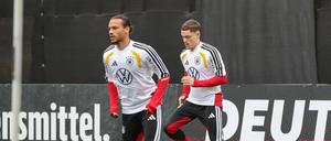 Da ist er wieder. Leroy Sané (links, mit Florian Wirtz) beim Training der Nationalmannschaft in Wolfsburg.