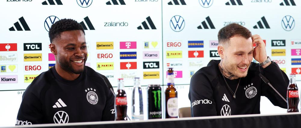 Ridle Baku (l.) und David Raum (r.) sprechen bei der DFB-Pressekonferenz über ihre Rollen.