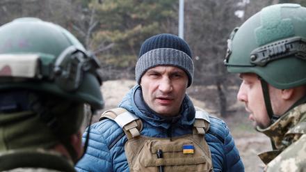 Der Bürgermeister von Kiew, Vitali Klitschko, besucht einen Kontrollpunkt der ukrainischen Territorialverteidigungskräfte (Archivbild).