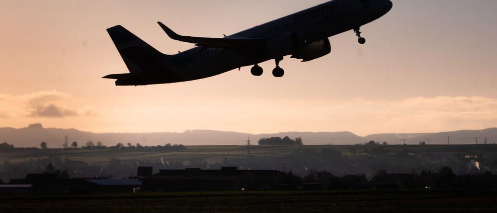 Der Mann soll als Kapitän geflogen sein, ohne die nötigen Unterlagen zu haben. (Symbolbild)