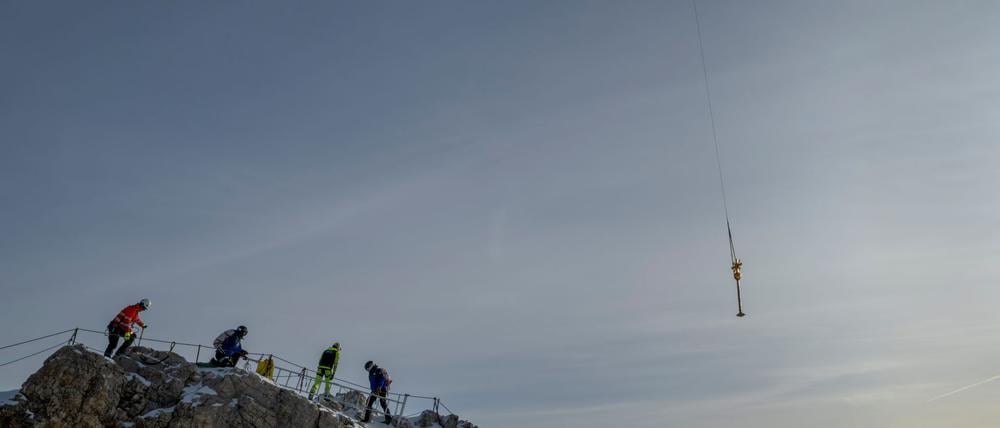 Das Kreuz der Zugspitze wurde für eine Restaurierung ins Tal geflogen.