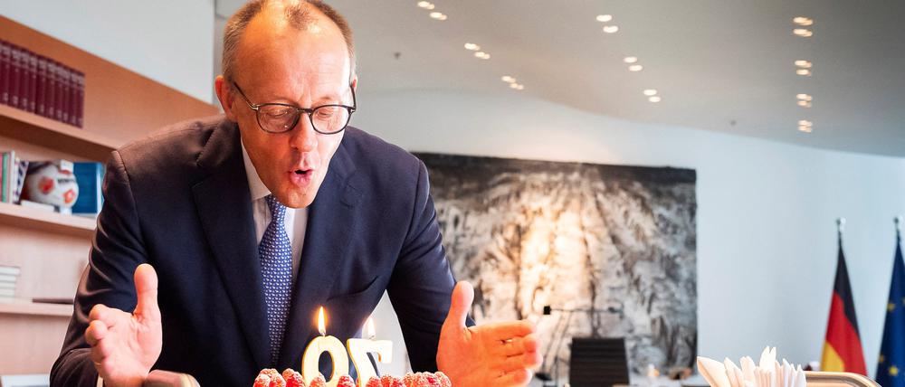 Der deutsche Bundeskanzler Friedrich Merz bläst einige Kerzen auf einer Geburtstagstorte aus, die ihm die Mitarbeiter der Kanzlei anlässlich seines 70. Geburtstags am 11. November 2025 in Berlin überreicht haben.