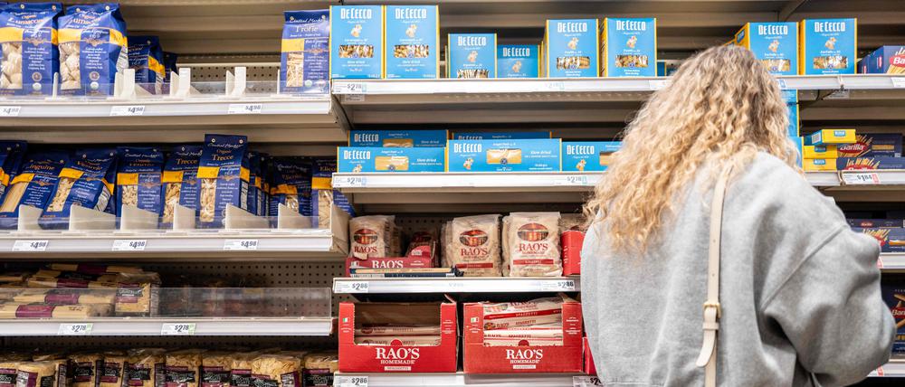 Eine Kundin steht am 10. November 2025 in Austin, Texas, in einem Lebensmittelgeschäft vor einem Regal mit Pasta (Symbolbild).