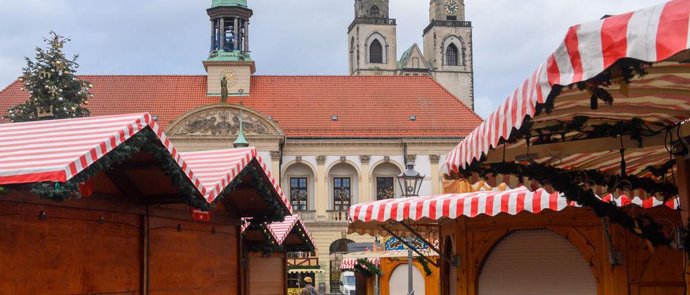 Schon seit Ende Oktober stehen die ersten Weihnachtsbuden in Magdeburg. 