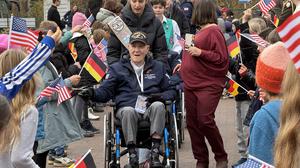 Veterans Day 2025 an der John-F.-Kennedy-Schule in Berlin-Zehlendorf. Die Grundschüler der Elementary School begrüßten fünf Veteranen aus dem Zweiten Weltkrieg: Frank A. Athanson, Gideon Kantor, Hilbert „Hibby“ Margol, Fred J. Nungesser Jr. und Enoch O. „Woody“ Woodhouse.