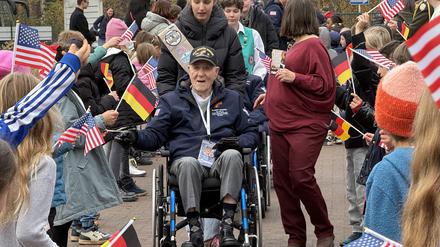 Veterans Day 2025 an der John-F.-Kennedy-Schule in Berlin-Zehlendorf. Die Grundschüler der Elemnatry School begrüßten fünf Veteranen aus dem Zweiten Weltkrieg: Frank A. Athanson, Gideon Kantor, Hilbert "Hibby" Margol, Fred J. Nungesser Jr. und Enoch O. "Woody" Woodhouse.