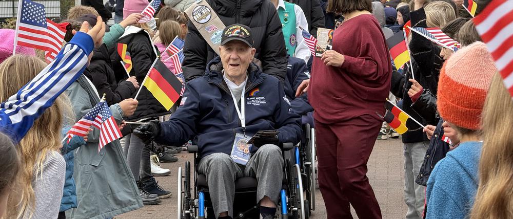 Veterans Day 2025 an der John-F.-Kennedy-Schule in Berlin-Zehlendorf. Die Grundschüler der Elemnatry School begrüßten fünf Veteranen aus dem Zweiten Weltkrieg: Frank A. Athanson, Gideon Kantor, Hilbert "Hibby" Margol, Fred J. Nungesser Jr. und Enoch O. "Woody" Woodhouse.