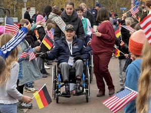Veterans Day 2025 an der John-F.-Kennedy-Schule in Berlin-Zehlendorf. Die Grundschüler der Elementary School begrüßten fünf Veteranen aus dem Zweiten Weltkrieg: Frank A. Athanson, Gideon Kantor, Hilbert „Hibby“ Margol, Fred J. Nungesser Jr. und Enoch O. „Woody“ Woodhouse.