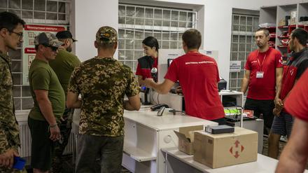 Mitarbeiter des Unternehmens Nova Poshta sortieren und liefern Pakete in der Niederlassung in Lyman in der Oblast Donezk. (Archivbild)
