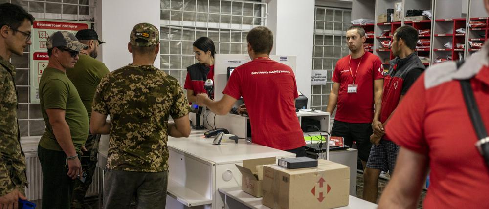Mitarbeiter des Unternehmens Nova Poshta sortieren und liefern Pakete in der Niederlassung in Lyman in der Oblast Donezk. (Archivbild)