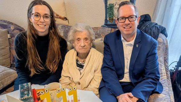 Gertrud Oertel mit Bezirksstadträtin Carolin Weingart und Bezirksbürgermeister Oliver Igel.