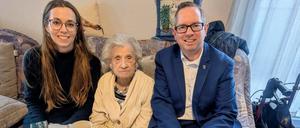 Gertrud Oertel mit Bezirksstadträtin Carolin Weingart und Bezirksbürgermeister Oliver Igel.