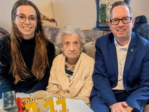 Gertrud Oertel mit Bezirksstadträtin Carolin Weingart und Bezirksbürgermeister Oliver Igel.