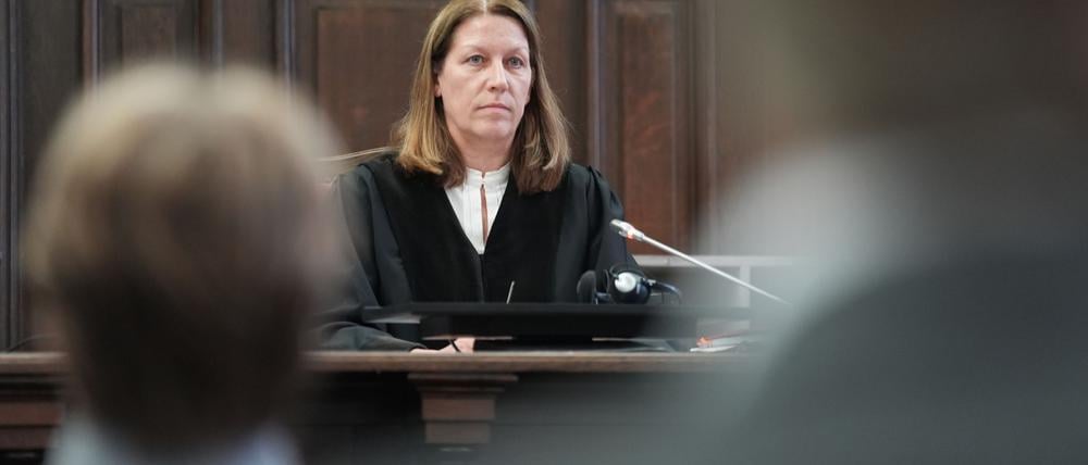 Die Vorsitzende Richterin Isabel Hildebrandt hat Christina Block mit einem Haftbefehl gedroht. 