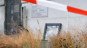 Ein ausgebautes, zerstörtes Fenster ist nach einer Detonation am Vivantes Klinikum in Berlin-Neukölln zu sehen.