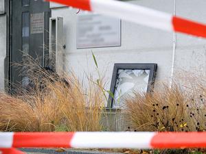 Ein ausgebautes, zerstörtes Fenster ist nach einer Detonation am Vivantes Klinikum in Berlin-Neukölln zu sehen.