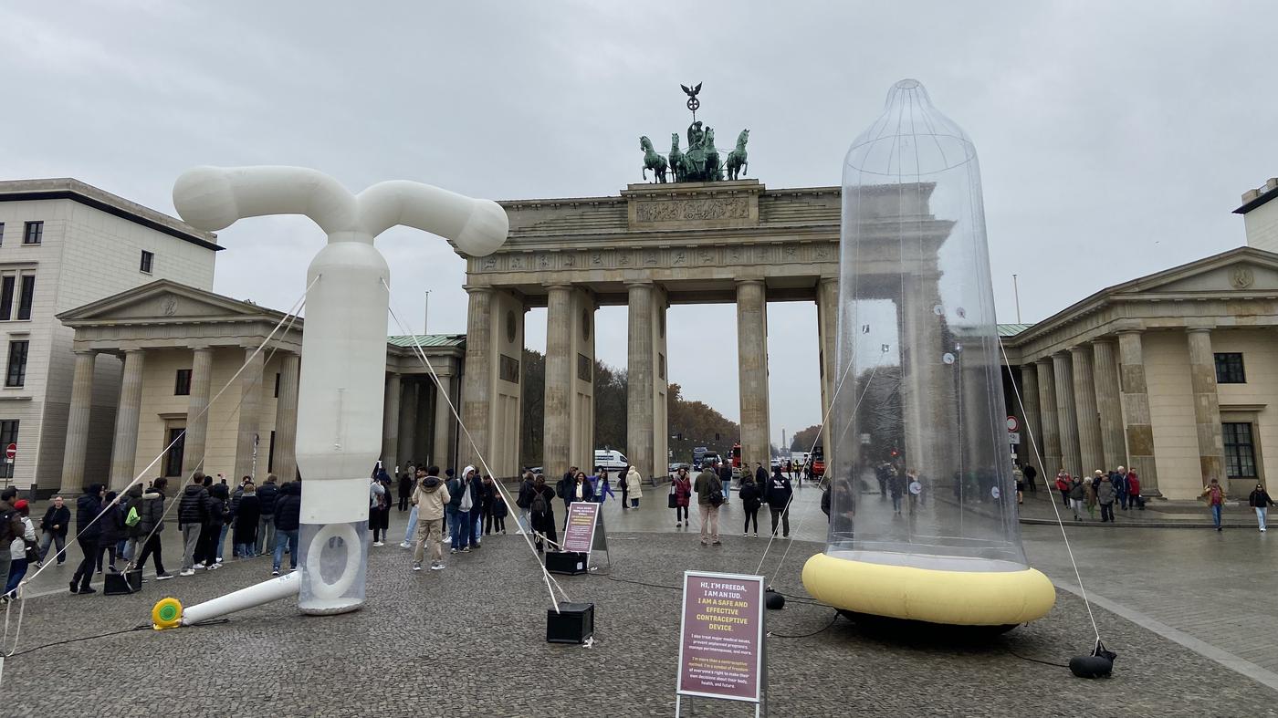 US-Regierung-will-Verh-tungsmittel-vernichten-Warum-ein-Kondom-vor-dem-Brandenburger-Tor-steht