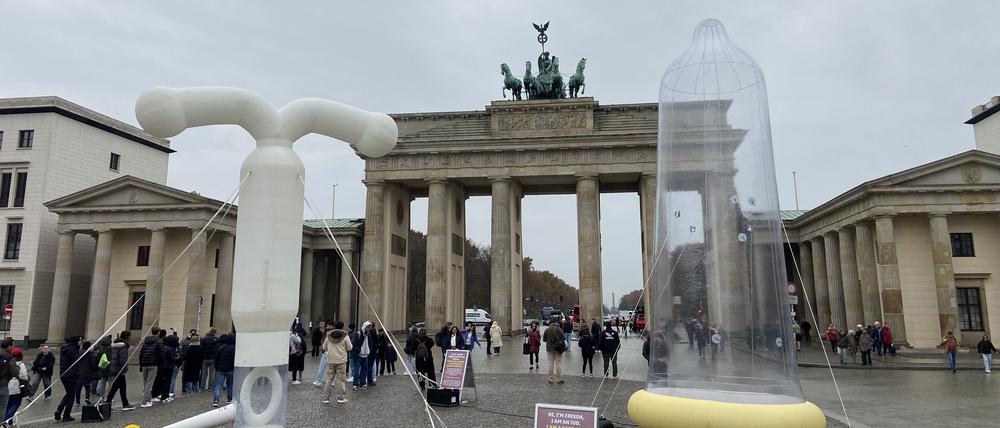XXL-Kondom am Brandenburger Tor - Kunstaktion in Berlin der Deutschen Stiftung Weltbevölkerung (DSW)