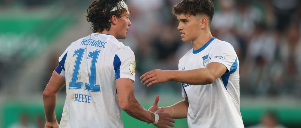 Hertha BSC hat Janne Berner (r) mit einem Profivertrag bis 2028 ausgestattet.