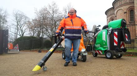 Die Potsdamer Stadtentsorgung hat für die Reinigung von Fußgängererbereichen zwei vollelektrische Geräte angeschafft.