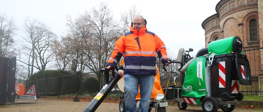 Die Potsdamer Stadtentsorgung hat für die Reinigung von Fußgängererbereichen zwei vollelektrische Geräte angeschafft.
