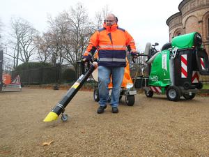 Die Potsdamer Stadtentsorgung hat für die Reinigung von Fußgängererbereichen zwei vollelektrische Geräte angeschafft.