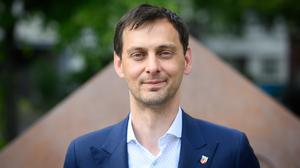 Neuköllns Bezirksbürgermeister und SPD-Landesvorsitzender Martin Hikel vor dem Willy-Brandt-Haus.