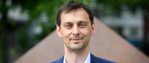 Neuköllns Bezirksbürgermeister und SPD-Landesvorsitzender Martin Hikel vor dem Willy-Brandt-Haus.