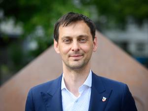 Neuköllns Bezirksbürgermeister und SPD-Landesvorsitzender Martin Hikel vor dem Willy-Brandt-Haus.