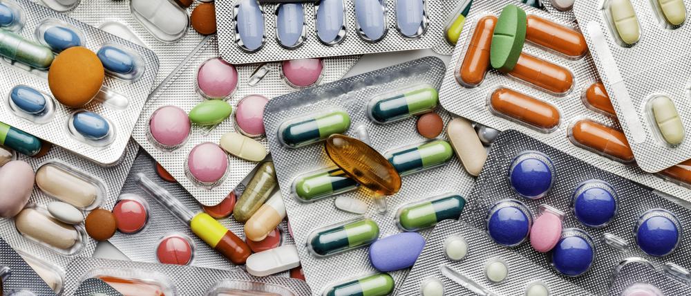 Medikamente entstehen vielfach mit öffentlicher Förderung, hohe Preise verlangen die Pharmafirmen dennoch. 