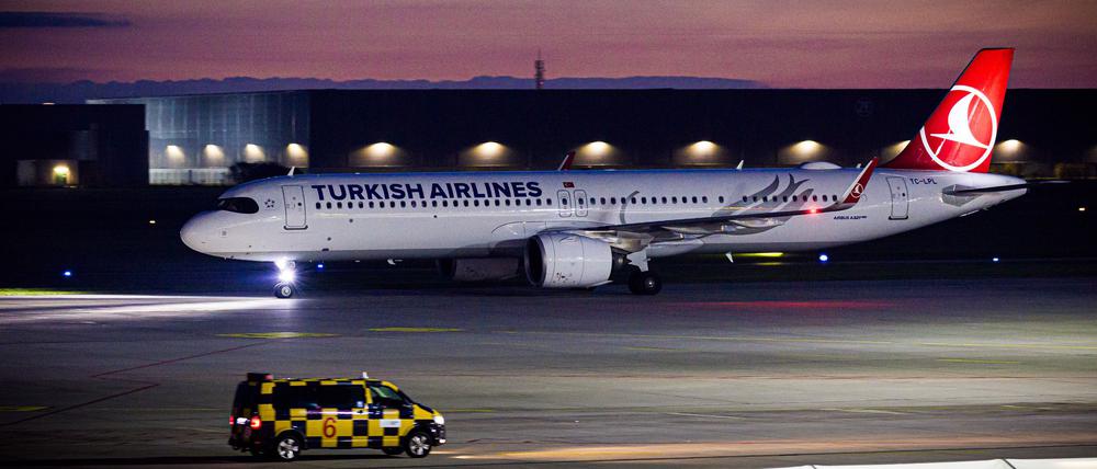 Ein Flugzeug rollt über das Flugfeld vom Flughafen Hannover-Langenhagen. Afghanen mit Aufnahmezusage sollen mit dem Linienflug ankommen sein.