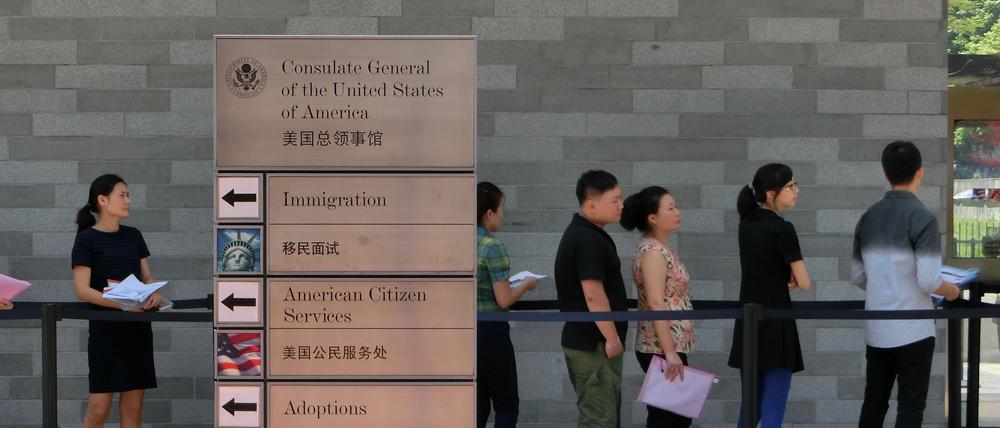 Menschen stehen vor dem Generalkonsulat der Vereinigten Staaten im chinesischen Guangzhou in einer Schlange, um ein US-Visum zu beantragen (Symbolbild).