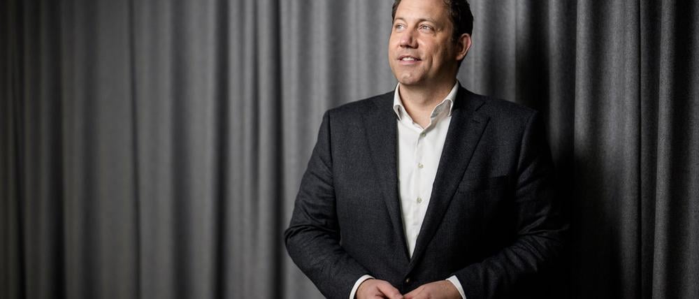 Ein kleines, aber feines Geschenk hat Vizekanzler Klingbeil für Merz zum Geburtstagsempfang mitgebracht.