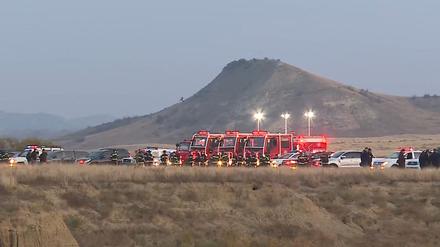 Rettungskräfte arbeiten am Unfallort des türkischen Militärtransportflugzeugs vom Typ C-130 nahe der aserbaidschanischen Grenze in Georgien.