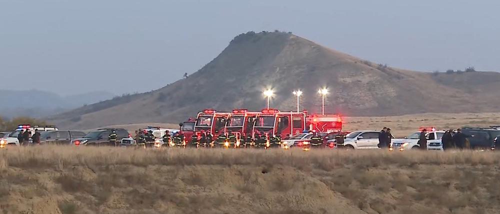 Rettungskräfte arbeiten am Unfallort des türkischen Militärtransportflugzeugs vom Typ C-130 nahe der aserbaidschanischen Grenze in Georgien.