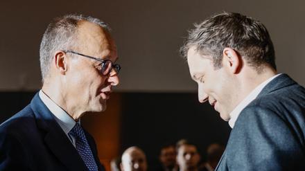 Bundeskanzler Friedrich Merz (CDU) und Lars Klingbeil (SPD), Bundesminister der Finanzen, unterhalten sich beim Geburtstagsempfang anlässlich des 70. Geburtstags von Merz.