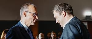 Bundeskanzler Friedrich Merz (CDU) und Lars Klingbeil (SPD), Bundesminister der Finanzen, unterhalten sich beim Geburtstagsempfang anlässlich des 70. Geburtstags von Merz.