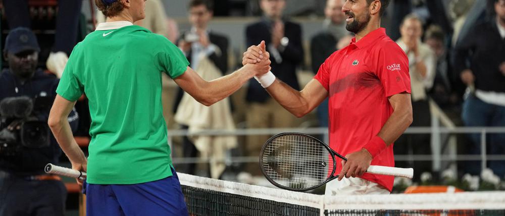Novak Djokovic (r) hat eine klare Meinung zum Dopingfall von Jannik Sinner. 