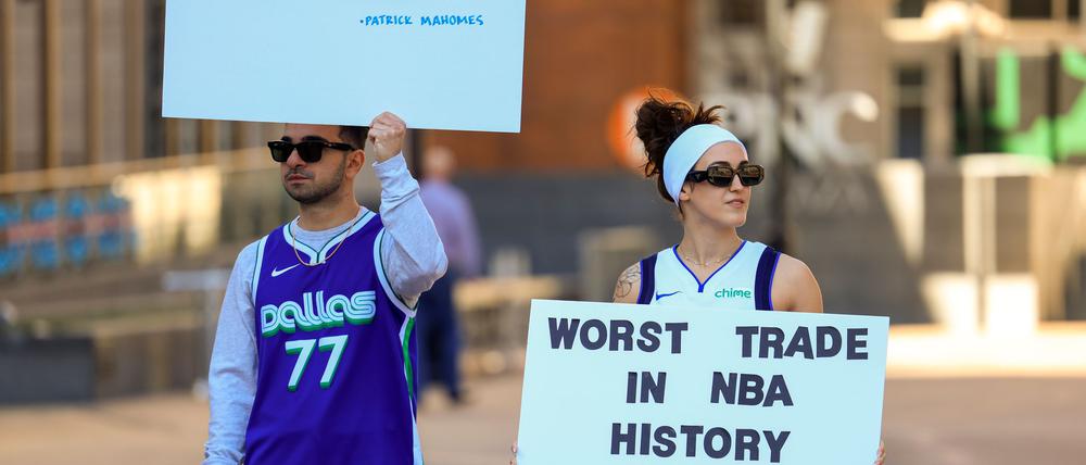 Fan-Protest gegen den Wechsel von Luka Doncic. (Archivbild)