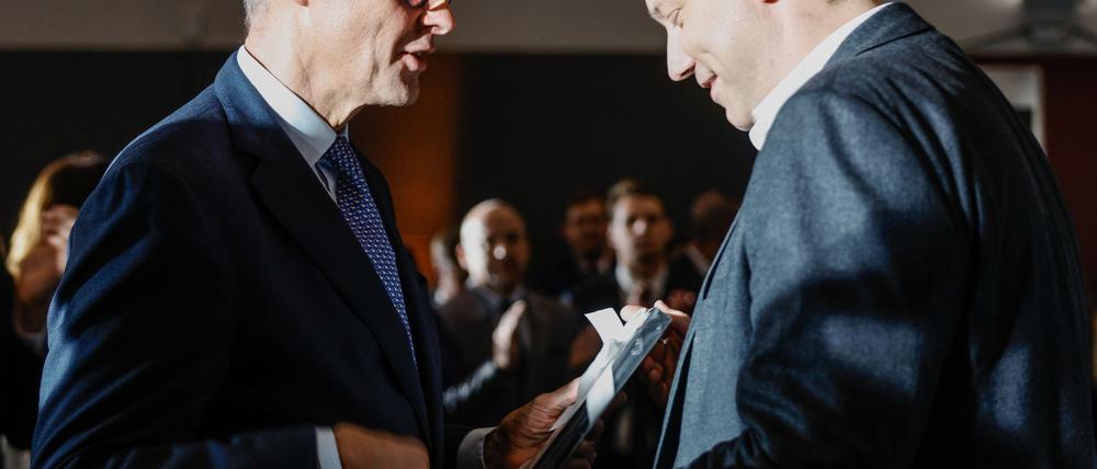 Ein Gespräch unter Kollegen: Regierungschef Merz und Vizekanzler Klingbeil unterhalten sich auf dem Empfang zu Merz' 70. Geburtstag.