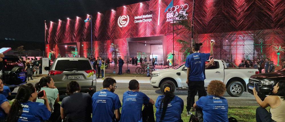 Indigene Aktivisten haben den Veranstaltungsort des Weltklimagipfels gestürmt.